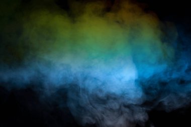 Siyah arka planda kırmızı ve yeşil buhar. Boşluğu kopyala.