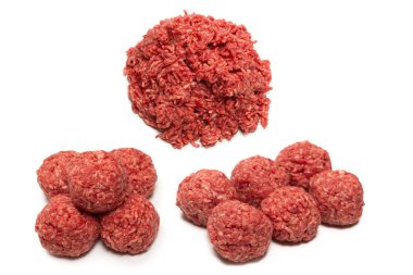 Beyaz arkaplanda çiğ et topları izole.