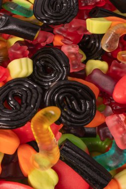 Çeşitli renkli sakızlı şekerler. Üst te. Jöle tatlılar.
