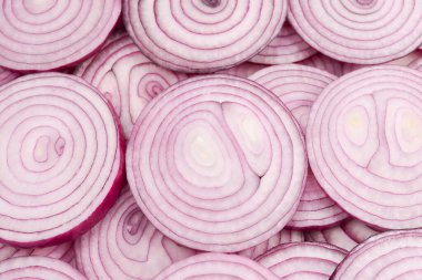 Arka plan olarak soğan dilimleri. Üst görünüm. 