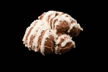 Siyah arka planda hindistan cevizi kremalı profiterol.. 