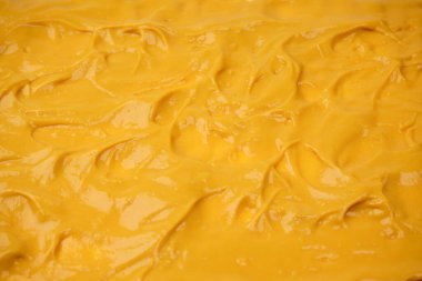 Sarı sos arka plan olarak sıçrıyor. Üst görünüm. 