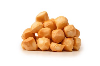 Beyaz bir arka planda izole edilmiş peynir parçaları.. 