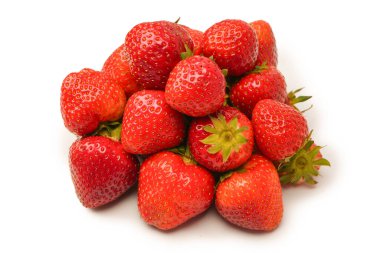 Çilekli. Beyaz arka planda izole edilmiş taze böğürtlen grubu. 