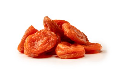 Beyaz arka planda izole edilmiş kurumuş kayısılar..