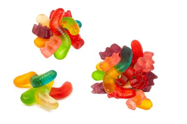 Beyaza izole edilmiş sulu renkli jöle tatlılar. Şekerleme. Jöle yılanları.. 