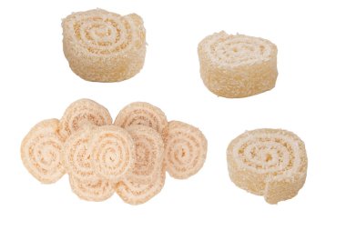 Hindistan cevizli şekerlemeler beyaz arka planda izole edilmiş.. 