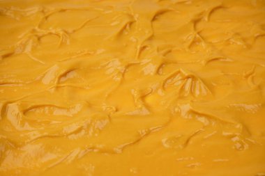 Sarı sos arka plan olarak sıçrıyor. Üst görünüm. 