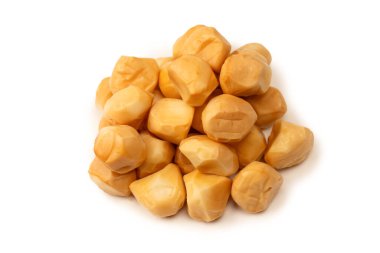 Beyaz bir arka planda izole edilmiş peynir parçaları.. 