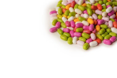 Beyaz arka planda izole edilmiş çok renkli şekerler..  