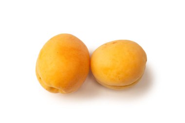 Beyaz arka planda izole edilmiş olgun sulu portakal kayısıları.. 