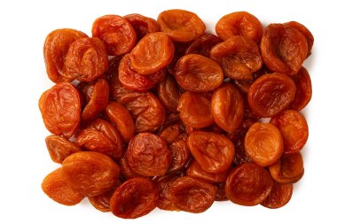 Beyaz arka planda izole edilmiş kurumuş kayısılar..