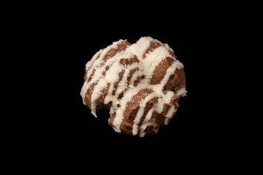 Siyah arka planda hindistan cevizi kremalı profiterol.. 