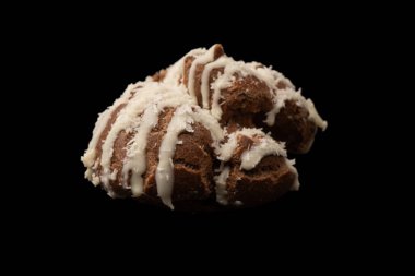 Siyah arka planda hindistan cevizi kremalı profiterol.. 