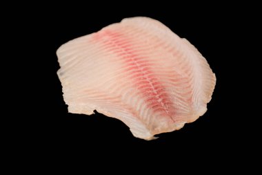Siyah arkaplanda taze tilapia filetosu, üst görünüm. 