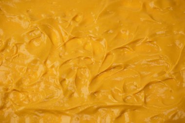 Sarı sos arka plan olarak sıçrıyor. Üst görünüm. 