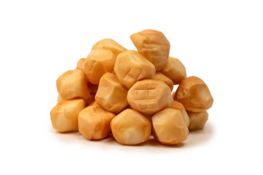 Beyaz bir arka planda izole edilmiş peynir parçaları.. 