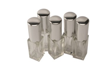 Parfüm otomatörü, parfüm şeffaf cam şişe beyaz arka planda izole. 