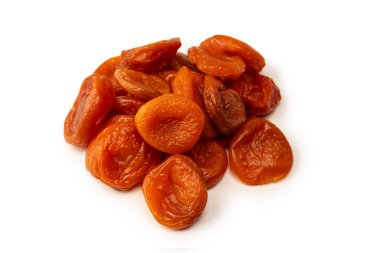 Beyaz arka planda izole edilmiş kurumuş kayısılar..