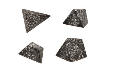 Değerli taşlar şeklinde çikolata şekerlemeleri, beyaz bir arka planda izole edilmiş mermer desenli.. 