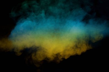 Siyah arka planda mavi ve sarı buhar. Boşluğu kopyala.