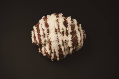 Siyah arka planda hindistan cevizi kremalı profiterol.. 