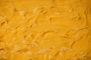 Sarı sos arka plan olarak sıçrıyor. Üst görünüm. 