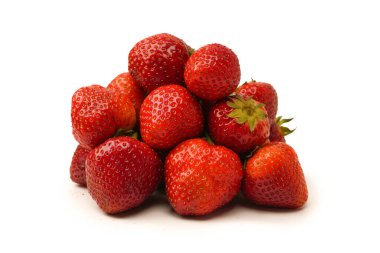 Çilekli. Beyaz arka planda izole edilmiş taze böğürtlen grubu. 