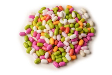 Beyaz arka planda izole edilmiş çok renkli şekerler..  