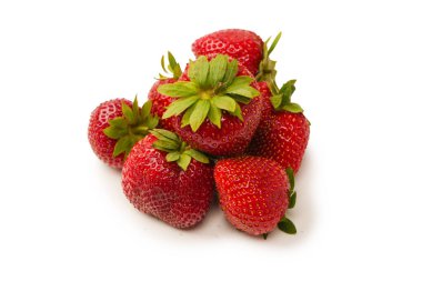 Çilekli. Beyaz arka planda izole edilmiş taze böğürtlen grubu. 