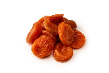 Beyaz arka planda izole edilmiş kurumuş kayısılar..