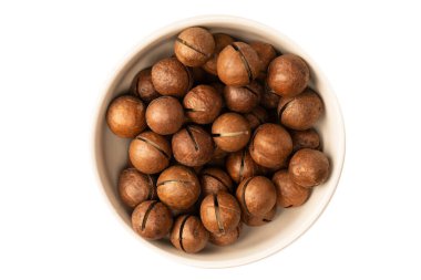 Beyaz arka planda izole edilmiş kabuklu Macadamia fındıkları. Üst görünüm.