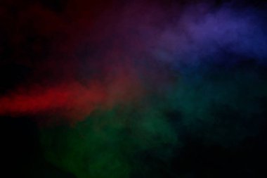 Siyah arka planda turuncu ve kırmızı buhar. Boşluğu kopyala.