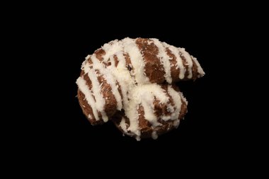 Siyah arka planda hindistan cevizi kremalı profiterol.. 