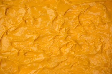 Sarı sos arka plan olarak sıçrıyor. Üst görünüm. 