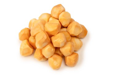 Beyaz bir arka planda izole edilmiş peynir parçaları.. 