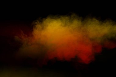 Siyah arka planda turuncu ve kırmızı buhar. Boşluğu kopyala.