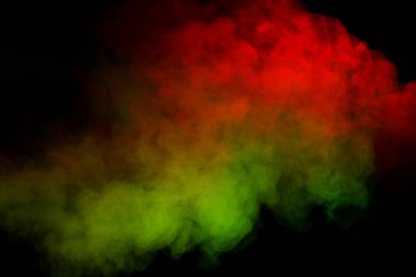 Siyah arka planda sarı ve yeşil buhar. Boşluğu kopyala.