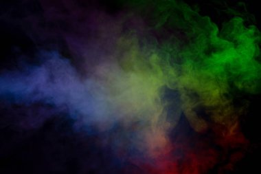 Siyah arka planda mavi ve mor buhar. Boşluğu kopyala.