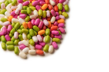 Beyaz arka planda izole edilmiş çok renkli şekerler..  