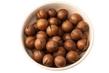 Beyaz arka planda izole edilmiş kabuklu Macadamia fındıkları. Üst görünüm.