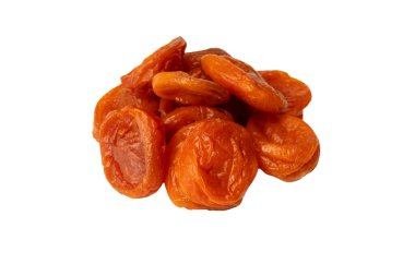 Beyaz arka planda izole edilmiş kurumuş kayısılar..