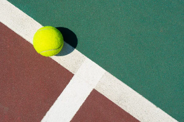 Sarı Tenis Topu Kırmızı Yeşil Sahada Yatıyor Düz Görüş Metin — Stok fotoğraf