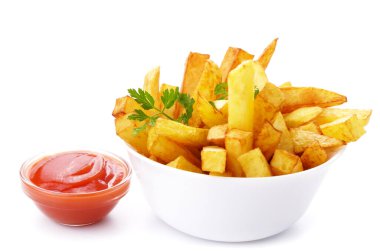 Patates kızartması ve ketçap yakın plan beyaz üzerine izole edilmiş.