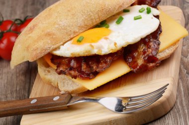 Kızarmış yumurtalı sandviç sosis ve peynir ile