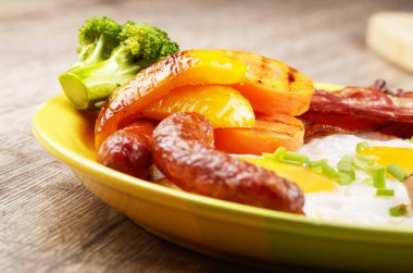 Pastırma sosis ve Yeşiller ile kızarmış yumurta