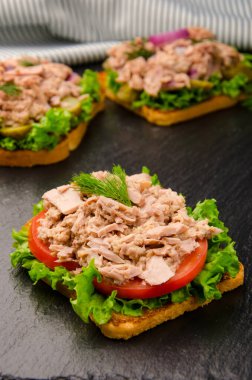 Salatalı, turşulu ve soğanlı ton balıklı sandviç.