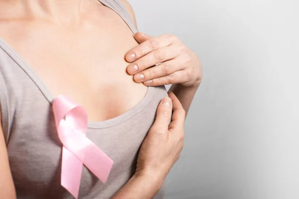 中年高加索妇女进行乳房自我检查 图库图片