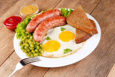 sahanda yumurta, sosis, yeşil bezelye ve dips