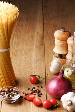 pişmemiş makarna, sebze, zeytin yağı ve baharatlar